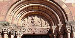 Tympanon der romanischen Kirche Saint-Pierre et Saint-Paul im elsässischen Sigolsheim