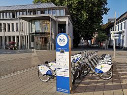 Für die Fahrradtour besteht die Möglichkeit, am Rathausplatz ein E-Bike auszuleihen.
