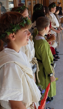 Kinder bei der Aufführung in ihren Gewändern
