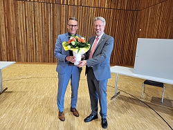 Oberbürgermeister Markus Ibert gratuliert Bürgermeister Tilman Petters mit einem Blumenstrauß zur Wiederwahl (von links).