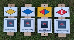 Unterwegsmarkierungen für gelbe und blaue Raute, Querweg Lahr-Rottweil und Kandelhöhenweg mit dem Bollenhutschild für Qualitätswege
