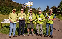 Von links: Die Wegwarte Hans Petzendorfer (Seelbach), Albert Beck (Reichenbach), Axel Friedrich und Hermann Himmelsbach (Seelbach), Alfred Schmieder (Reichenbach).