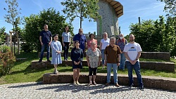 : Mitglieder des Interkulturellen Beirats mit Sprecherin Thi Dai Trang Nguyen (mittlere Reihe, links), Sprecher Wolfgang Meier (vordere Reihe, Zweiter von rechts), Erster Bürgermeister Guido Schöneboom (mittlere Reihe, Zweiter von links) sowie Andreas May und Charlotte Wolff von der städtischen Integrationsarbeit (oben, von links).