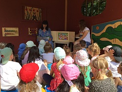 Kinder folgen mit Spannung den Erzählungen der Erzieherin