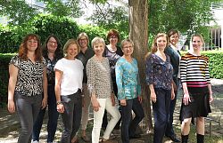 Vertreterinnen des Onleihe-Verbundes, von links nach rechts:&#13;&#10;Verena Kowarsch, Stadtbibliothek Rheinau, Fabiane Lutz, Mediathek Kehl, Birgit König, Mediathek Lahr, Ulrike Spitz-Hess, Mediathek Waldkirch, Beate Eissele-Wössner, Stadtbibliothek Achern, Christiane Grund, Stadtbibliothek Emmendingen, Bärbel Heer, Stadtbibliothek Offenburg, Berit Dietsche, Mediathek Oberkirch, Heike Labusga, Stadtbücherei Ettenheim, Regina Adam, Stadtbücherei Haslach.&#13;&#10;Die Damen stehen unter einem Baumund lachen in die Kamera.
