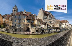 Blick auf die Innenstadt von Dole mit dem Doubs im Vordergrund