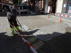 Bauarbeiter bei Pflasterarbeiten