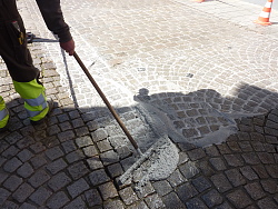 Bauarbeiter bei Pflasterarbeiten
