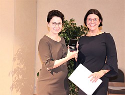 Von links: &#13;&#10;Ministerin der Justiz und für Migration Marion Gentges, MdL &#13;&#10;Marlies Llombart Gavaldá. sie halten in der Mitte die Staufermedaille und Frau Llombart hält eine Urkunde in der Hand. 