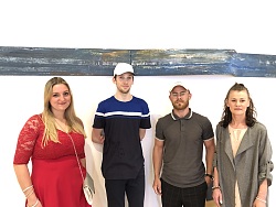 Stadt Lahr: Die Absolventen des AbendgymnasiumssCindy Wollbaum, Albert Müller, Lion Hogenmüller und Monika Magosin (von links) stehen zum Gruppenbild. 