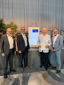 Sven Täubert, Vorsitzender der Gemeinderatsfraktion Bündnis 90/Die Grünen, Eberhard Roth, Vorsitzender der Gemeinderatsfraktion Freie Wähler (von links), und Oberbürgermeister Markus Ibert (rechts) gratulieren Jörg Uffelmann zur Auszeichnung mit dem Verdienstabzeichen in Gold mit Lorbeerkranz des Städtetags Baden-Württemberg.