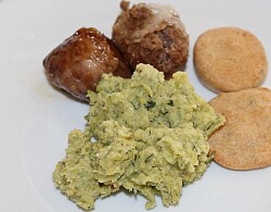 Hackfleischbällchen im Schweinenetz, Erbsenpüree mit Dill und das römische „Soldatenbrot“ panis militaris.