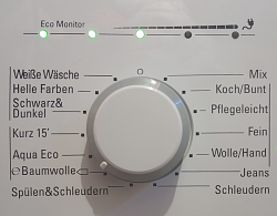 Schalter einer Waschmaschine. Das Eco-Programm ist eingestellt.
