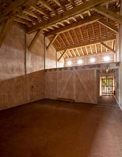 Blick auf die Fachwerkkonstruktion im Inneren des römischen Streifenhauses