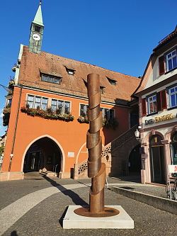 Geschwungene Metallsäule vor dem Alten Rathaus in Lahr