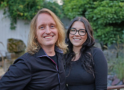 Sebastian Class, Geschäftsführer der Badische Entertainment GmbH, und Chiara Seger, Betriebsleiterin des „Dreyspring“, vor dem Schlachthof Lahr