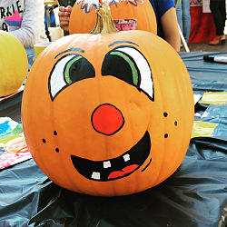 Kürbis mit lachendem Gesicht.