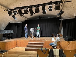 Reinhard Kattinger und Felix Haag stehen auf der Bühne im Stiftsschaffneikeller, Christopher Kern sitzt rechts vor der Bühne.