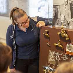 Eine Frau betrachtet Exponate im Lahrer Stadtmuseum Tonofenfabrik.