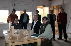 Glücklich über die neu eingerichtete Taberna im römischen Streifenhaus (von links): Dr. Luzian Taeger, Simon Naya Geiger, Norbert Klein, Klaus Bühler, Markus Ibert, Gabriele Bohnert, Klaus Blawert und Michael Ständer.