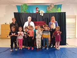 Manuela Lackert, stellvertretende Leiterin Kita Max-Planck-Straße, Harald Günther, Geschäftsführer Günther Energie und Service, und Andrea Müller, Leiterin Kita Max-Planck-Straße (hinten, von links), freuen sich mit den Kindern über die Aufführung. 