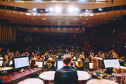 Foto des Orchesters, aus Sicht des Orchesters in den Saal