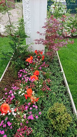 Grabanlage mit Blumen