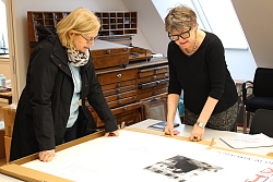 Kunstlehrerin Marion Bekker vom Max-Planck-Gymnasium und die Leiterin des Stadtmuseums Lahr Gabriele Bohnert (von links) begutachten die Kunstwerke des Schulkunstprojekts.