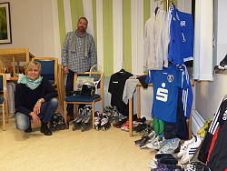 Susanne Schneble und Markus Dalm (von links) zeigen die Kinder-Sportsachen