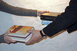 Bücher gehen von einer Hand in die andere. 