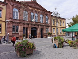 Mobile Pflanzbehälter auf dem Lahrer Rathausplatz