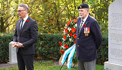 Oberbürgermeister Markus Ibert bei der Zeremonie des Remembrance Day mit Guy O’Quinn. Sie stehen vor dem Ehrenmal für die verstorbenen Canadischen Streitkräfte und einem Kranz der Stadt Lahr. 