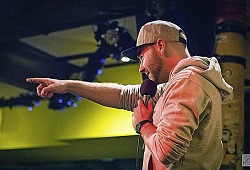 Das Bild zeigt Marvin Suckut auf der Bühne