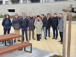 Gruppenbild der Beteiligten bei der Einweihung des Spielpatz. 
