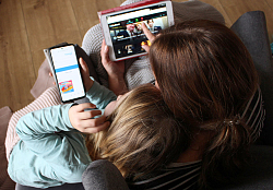 Kinder mit Tablett und Smartphone