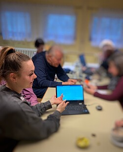 Celina Merker beim PC-Kurs mit Teilnehmenden