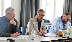 von links nach rechts: Baubürgermeister Tilman Petters, Oberbürgermeister Markus Ibert und Erster Bürgermeister Guido Schöneboom sitzen am Tisch nebeneinander bei der Jahrespressekonferenz 2023