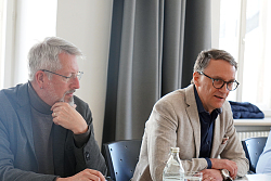 von links nach rechts: Baubürgermeister Tilman Petters, Oberbürgermeister Markus Ibert und Erster Bürgermeister Guido Schöneboom sitzen am Tisch nebeneinander bei der Jahrespressekonferenz 2023