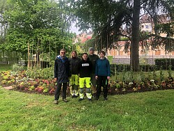 Die Mitarbeiterinnen und Mitarbeiter der Stadt Lahr vor dem bepflanzten Beet in Dole (von links): Martin Frey, Ifigenia Collet, Jakob Maus, Markus Neugebauer und Katrin Mertenskötter.