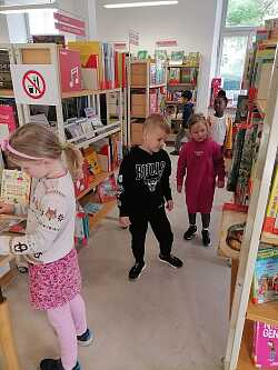 Während der Suche nach den Puzzleteilen stöberten die Kinder durch verschiedene Bücher, die ihr Interesse geweckt hatten.