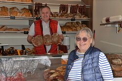 Marktmeisterin Bianca Riehle auf dem Donnerstagsmarkt mit Herbert Weisser vor dem Stand der Bäckerei Weisser.