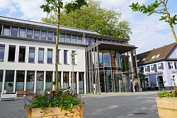 Vor dem Bürgerbüro Lahr stehen zwei Menschen, die geduldig auf die Öffnung warten.