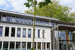 Vor dem Bürgerbüro Lahr stehen zwei Menschen, die geduldig auf die Öffnung warten.