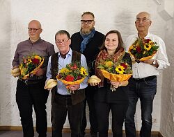 Die Preisträger Wettbewerbs &#34;Lahrer Murre&#34; 2022 posieren mit dem Ersten Bürgermeister der Stadt Lahr Guido Schöneboom. Die Siegerinnen und Sieger halten einen Blumenstrauß sowie die &#34;Lahrer Murre&#34;, die die Siegerinnen und Sieger erhalten.