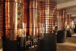 Zu sehen sind verschiedene Maschinen, die in der Schwarzwald-Brennerei eingesetzt werden.