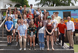 Schülerinnen uns Schüler stehen mit OB Markus Ibert vor dem bunten Kulturwaggon auf dem Rathausplatz. 