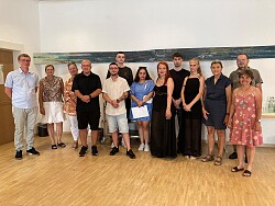 Gruppenfoto der Absolventen mit Lehrer