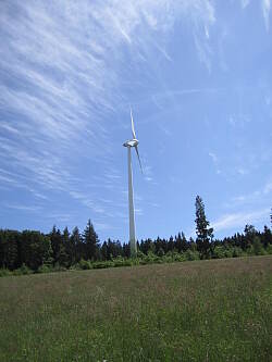 Ein Windrad bei blauem Himmel in Schweigahausen 