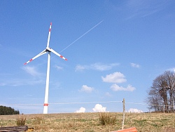 Ein Windrad bei blauem Himmel in Schweighausen