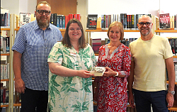 Erster Bürgermeister Guido Schöneboom, Julia Fenstermacher, Birgit König, Leiter des Amts für Kultur, Musik und Medien Tobias Meinen bei der Übergabe der Mediatheksleitung 